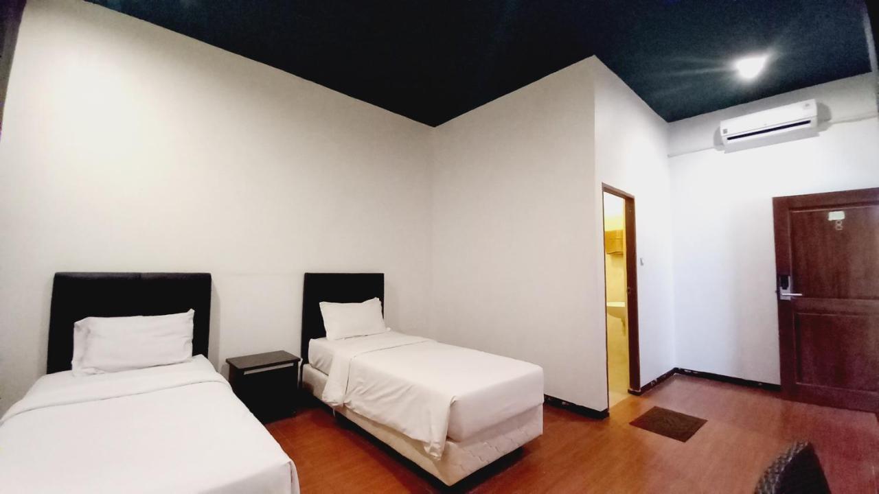 Dc Hotel & Hostel Лабуан-Бахо Экстерьер фото