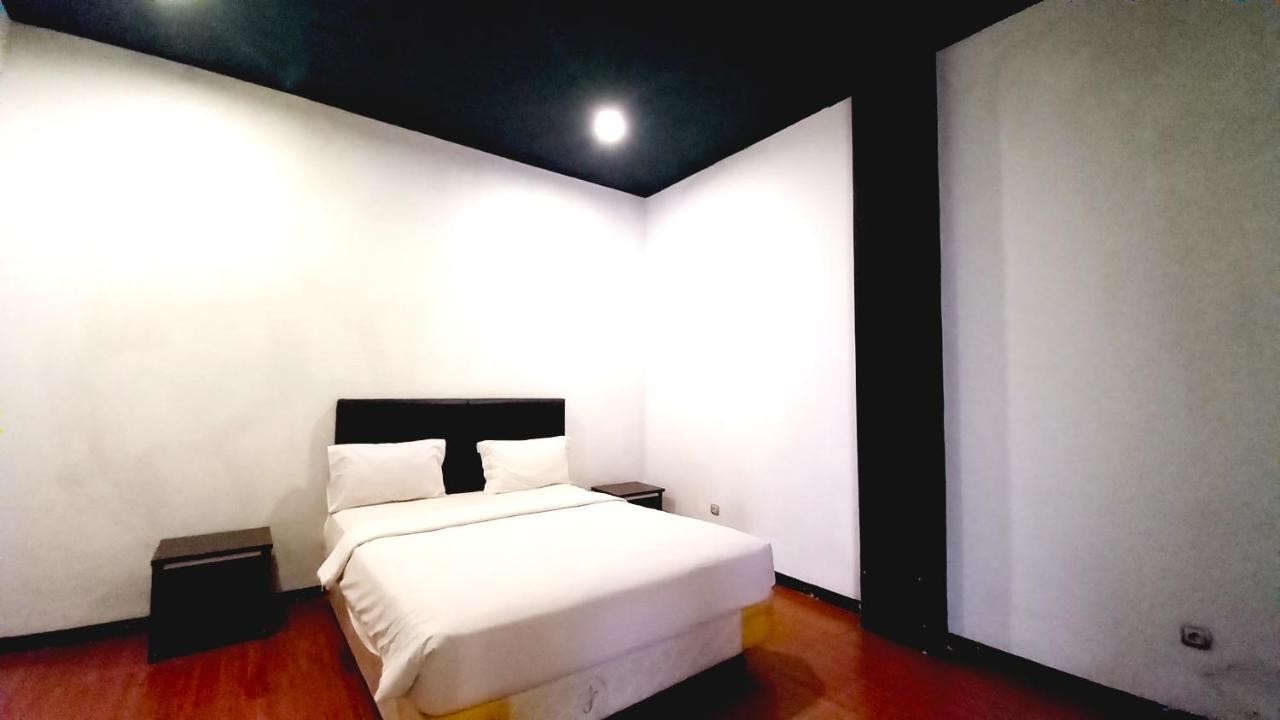 Dc Hotel & Hostel Лабуан-Бахо Экстерьер фото