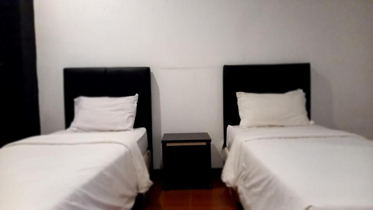 Dc Hotel & Hostel Лабуан-Бахо Экстерьер фото
