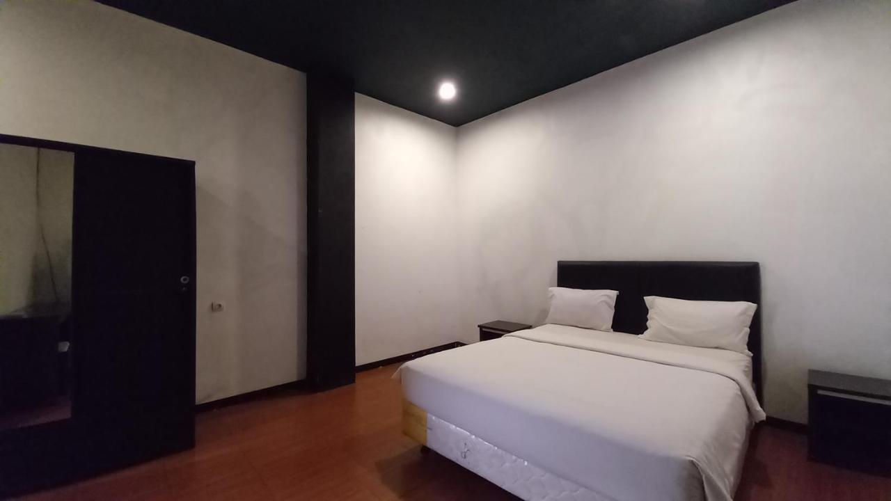 Dc Hotel & Hostel Лабуан-Бахо Экстерьер фото