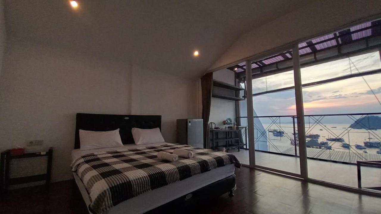 Dc Hotel & Hostel Лабуан-Бахо Экстерьер фото