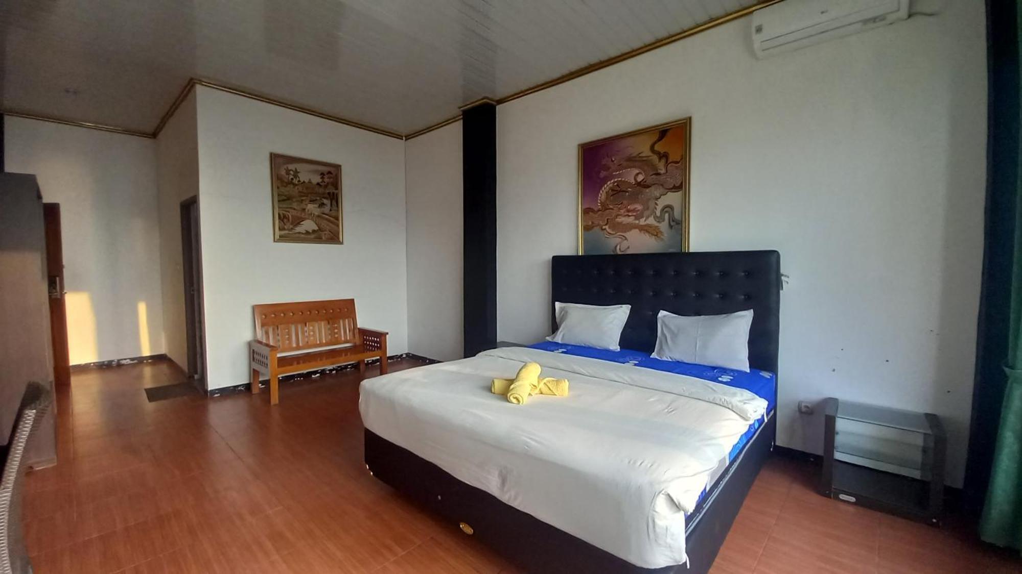 Dc Hotel & Hostel Лабуан-Бахо Экстерьер фото