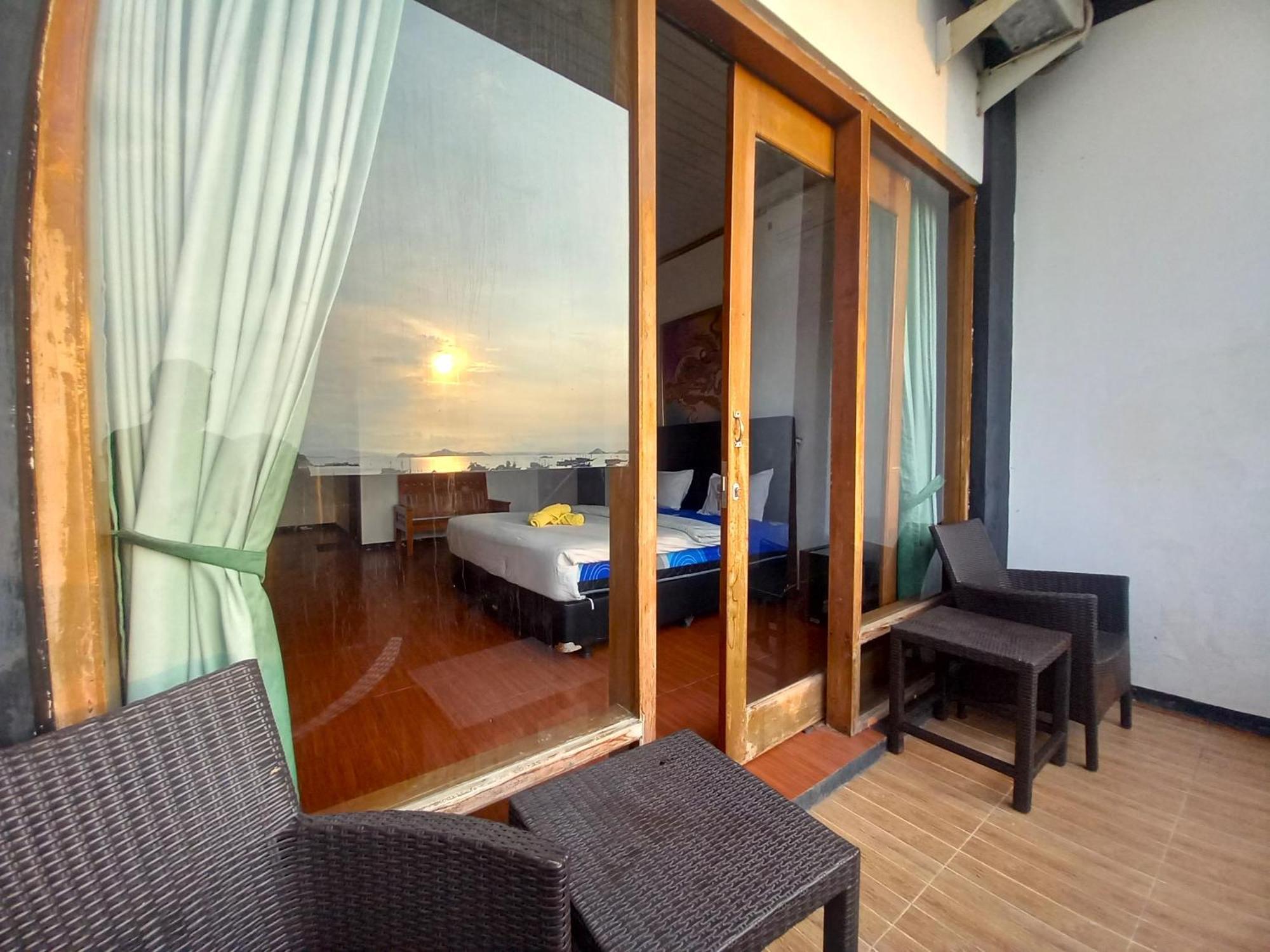 Dc Hotel & Hostel Лабуан-Бахо Экстерьер фото